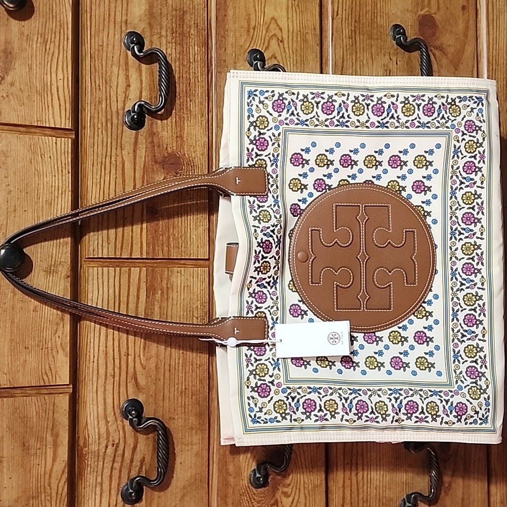 Beautiful Tory Burch tote.